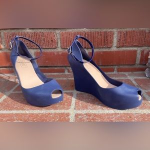 NEW WITHOUT TAGS ANN MORE RUBBER/PLASTIC ANKLE STRAP WEDGES BLUE SIZE 8 OPEN TOE